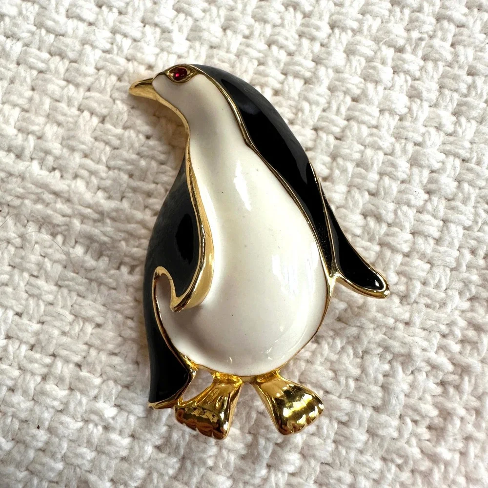 VTG Penguin Brooch Enamel Gold Tone‎ Rhinestone Eye Animal Pin Whimsical Retro